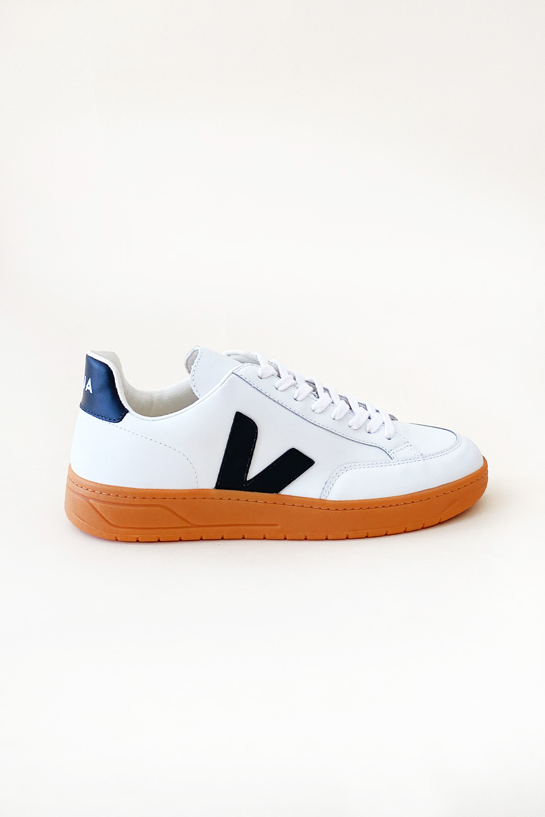 VEJA Mod. V12 LEATHER EXTRA WHITE BLACK GUM SOLE VEJA Mod. V12 LEATHER EXTRA WHITE BLACK GUM SOLE